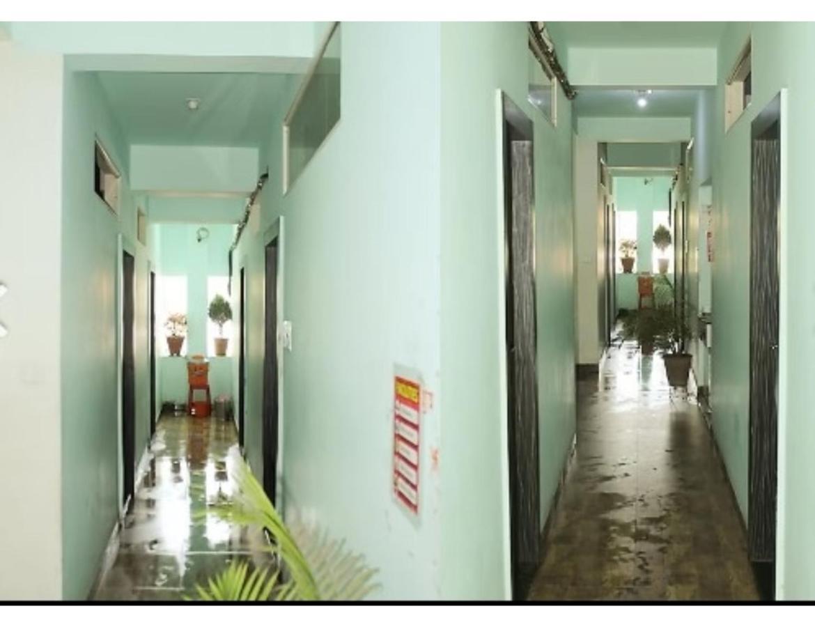 Hotel Adarsh, Уджайн Екстериор снимка